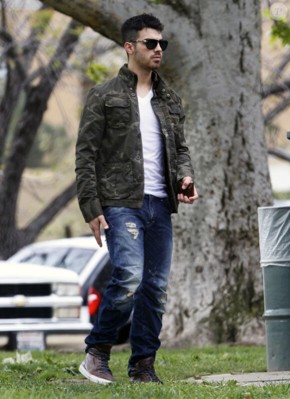 Joe Jonas se promène avec un ami dans un parc de Los Angeles, samedi 19 mars.