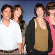 Lou Doillon en compagnie de sa maman Jane Birkin, de sa demi-soeur Charlotte Gainsbourg et d'Yvan Attal en 2007. 