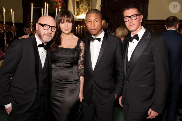 Monica Bellucci à Moscou entourée de Dolce & Gabbana, ainsi que de Pharrell Williams de  lors d'un dîner à l'ambassade d'Italie le 22 mars 2011
