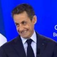 Nicolas Sarkozy, collé par un journaliste italien, appelle sa Carla au secours !
