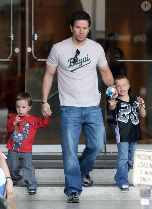 Mark Wahlberg et ses fils Micahel et Brendan à Los Angeles le 18 mars 2011