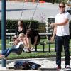 Gavin Rossdale et son fiston qui s'éclate sur la balançoire ! (Beverly Hills, 30 mars 2011)