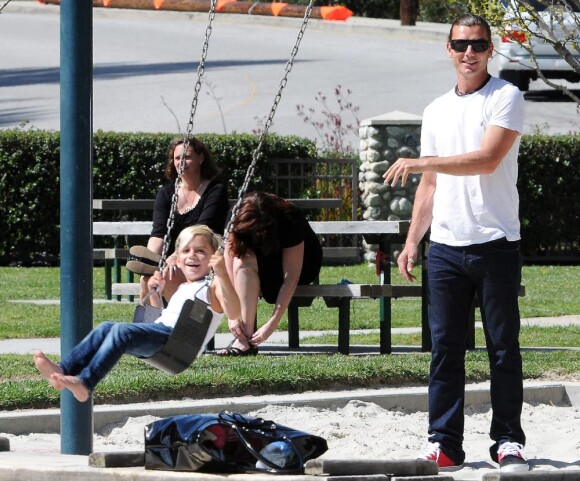 Gavin Rossdale et son fiston qui s'éclate sur la balançoire ! (Beverly Hills, 30 mars 2011)
