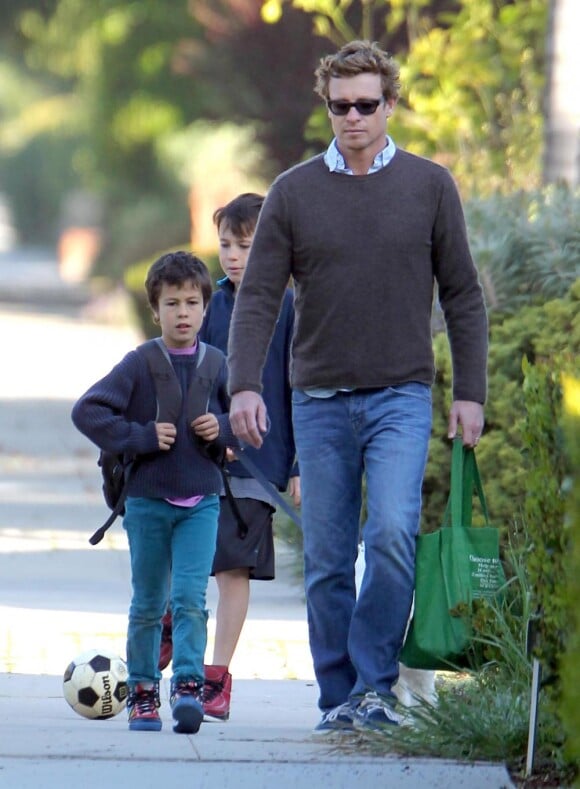 Simon Baker et ses filles Claude et Harry en virée dans les rues de Los Angeles (30 mars 2011)