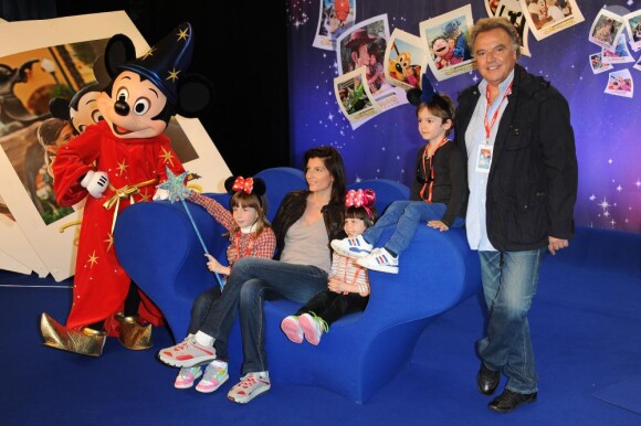 Alain Aflelou et sa famille lors du Festival des moments magiques de Disney au Disneyland Resort Paris à Marne-La-Vallée le 2 avril 2011
