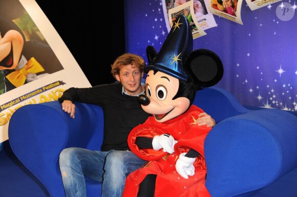 Amaury Leveaux lors du Festival des moments magiques de Disney au Disneyland Resort Paris à Marne-La-Vallée le 2 avril 2011