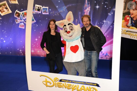 Géraldine Pailhas et Christopher Thompson lors du Festival des moments magiques de Disney au Disneyland Resort Paris à Marne-La-Vallée le 2 avril 2011