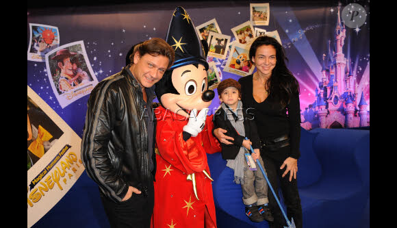 Valéry Zeitoun en famille lors du Festival des moments magiques de Disney au Disneyland Resort Paris à Marne-La-Vallée le 2 avril 2011