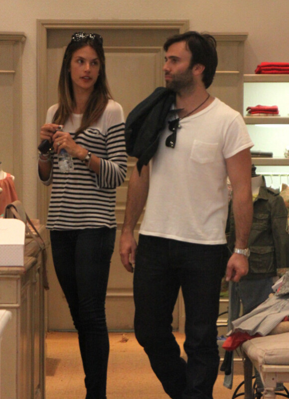 Alessandra Ambrosio et son mari Jamie Mazur sont allés faire du shopping à Beverly Hills, Los Angeles, le 1er avril 2011