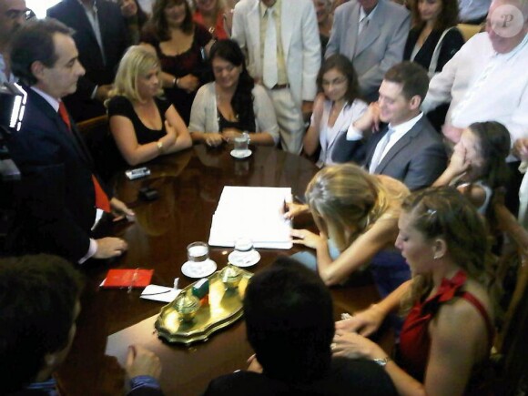 Michael Bublé et l'actrice Luisana Lopilato viennent de se marier civilement à Buenos Aires, en Argentine, le 31 mars 2011. Leurs fans les acclament !