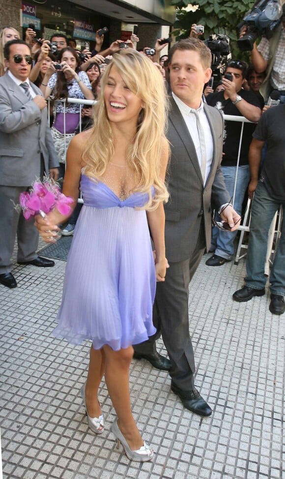 Michael Bublé et l'actrice Luisana Lopilato viennent de se marier civilement à Buenos Aires, en Argentine, le 31 mars 2011. Leurs fans les acclament !