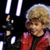 Justin Bieber essaie une perruque blonde sur le plateau de Wetten Dass...?, le 19 mars 2011 à Ausburg en Allemagne