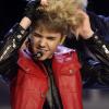 Justin Bieber essaie une perruque blonde sur le plateau de Wetten Dass...?, le 19 mars 2011 à Ausburg en Allemagne
