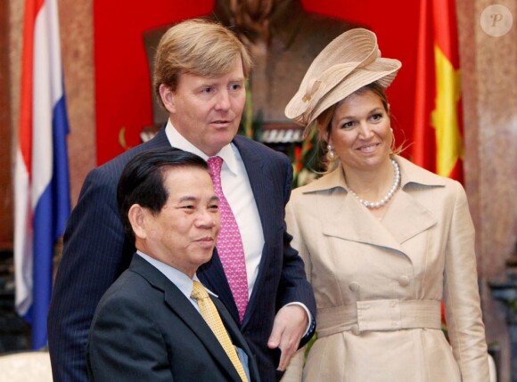 En visite officielle au Vietnam avec son époux le prince héritier Willem-Alexander, du 28 au 31 mars 2011, la princesse Maxima des Pays-Bas a osé tous les looks... A son arrivée à Hanoi, très chic dans son trench beige et bibi assorti.