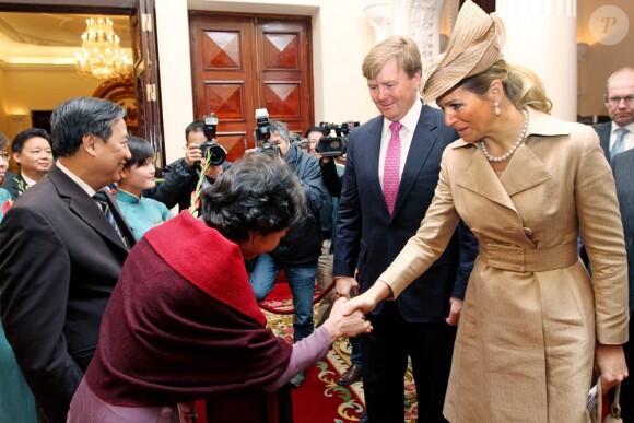 En visite officielle au Vietnam avec son époux le prince héritier Willem-Alexander, du 28 au 31 mars 2011, la princesse Maxima des Pays-Bas a osé tous les looks... A son arrivée à Hanoi, très chic dans son trench beige et bibi assorti.