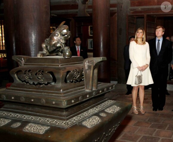 En visite officielle au Vietnam avec son époux le prince héritier Willem-Alexander, du 28 au 31 mars 2011, la princesse Maxima des Pays-Bas a osé tous les looks... Une élégante et simple robe claire pour visiter le Temple de la Littérature...