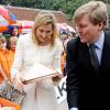 En visite officielle au Vietnam avec son époux le prince héritier Willem-Alexander, du 28 au 31 mars 2011, la princesse Maxima des Pays-Bas a osé tous les looks... Une élégante et simple robe claire pour visiter le Temple de la Littérature...
