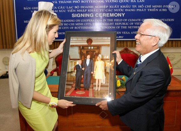 En visite au Vietnam avec son mari le prince héritier Willem-Alexander (28 au 31 mars 2011), la princesse Maxima des Pays-Bas a osé tous les looks... La robe citron & co. qui fait tache, le 30, lors d'une réception à Ho Chi Minh Ville.