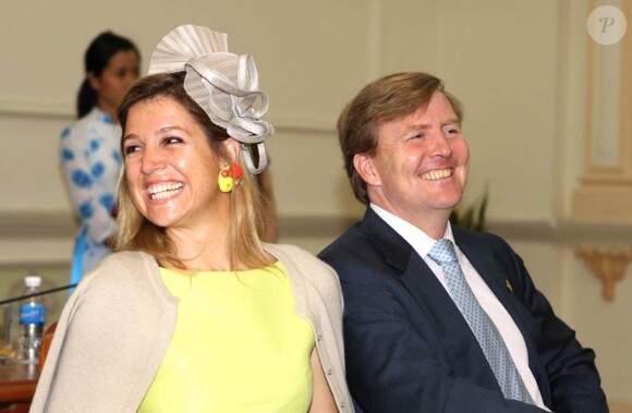 En visite au Vietnam avec son mari le prince héritier Willem-Alexander (28 au 31 mars 2011), la princesse Maxima des Pays-Bas a osé tous les looks... La robe citron & co. qui fait tache, le 30, lors d'une réception à Ho Chi Minh Ville.