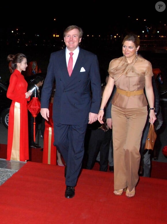 En visite officielle au Vietnam avec son époux le prince héritier Willem-Alexander, du 28 au 31 mars 2011, la princesse Maxima des Pays-Bas a osé tous les looks... Tendance chocolat au lait pour l'ultime dîner au Palais de la Réunification.