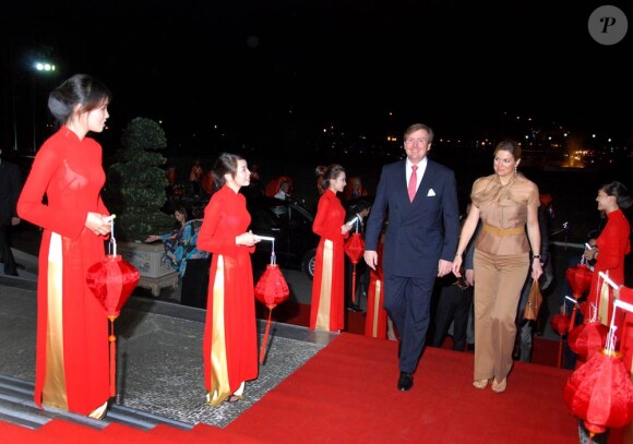 En visite officielle au Vietnam avec son époux le prince héritier Willem-Alexander, du 28 au 31 mars 2011, la princesse Maxima des Pays-Bas a osé tous les looks... Tendance chocolat au lait pour l'ultime dîner au Palais de la Réunification.