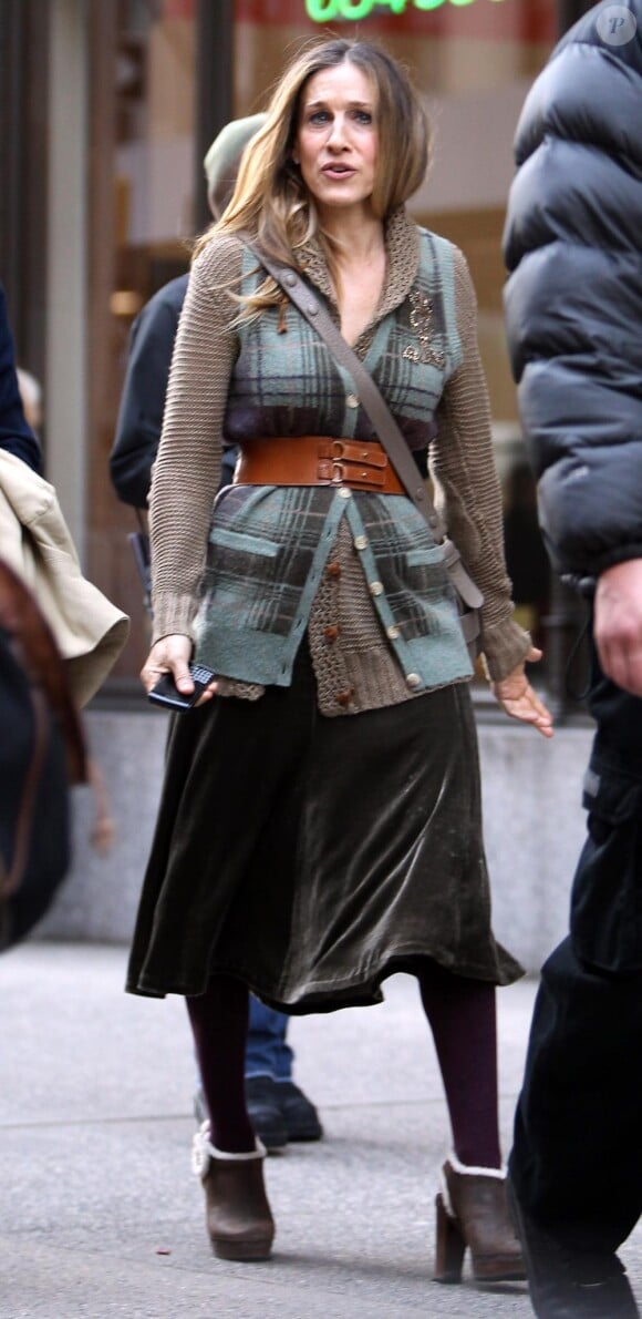 Sur le tournage de New Year's Eve, le 6 avril à New York,  Sarah Jessica Parker joue son portable en main