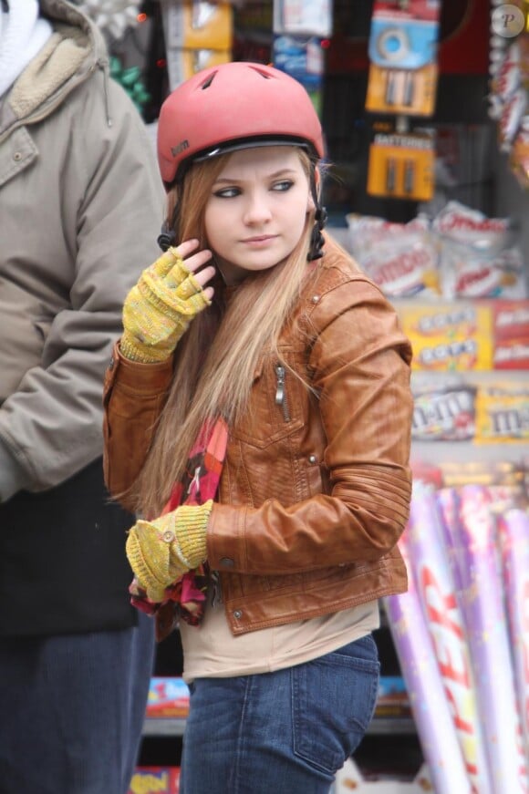 Sur le tournage de New Year's Eve, le 6 avril à New York, Abigail Breslin est coifée d'un beau casque de vélo rose