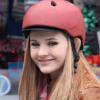 Sur le tournage de New Year's Eve, le 6 avril à New York, Abigail Breslin à son aise avec son casque de vélo