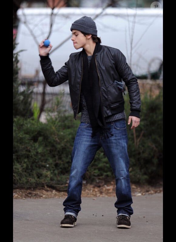 Le 6 avril 2011 à New york, sur le tournage de New Year's Eve, Jake T. Austin pris jouant à la balle