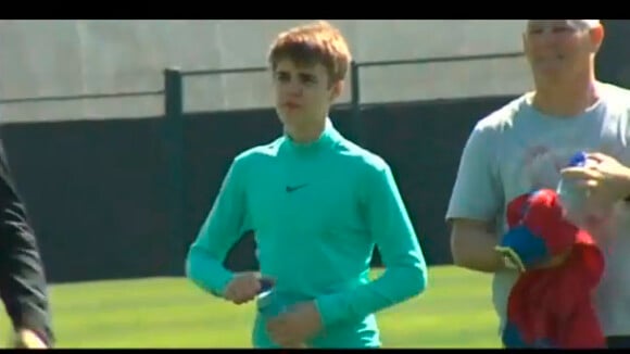 Justin Bieber se met au foot avec les stars du Barça !