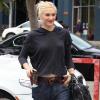 Gwen Stefani dans un look street chic aime porter ses baggy avec des chaussures au talon vertigineux. Un look de ville original, qui lui colle à la peau