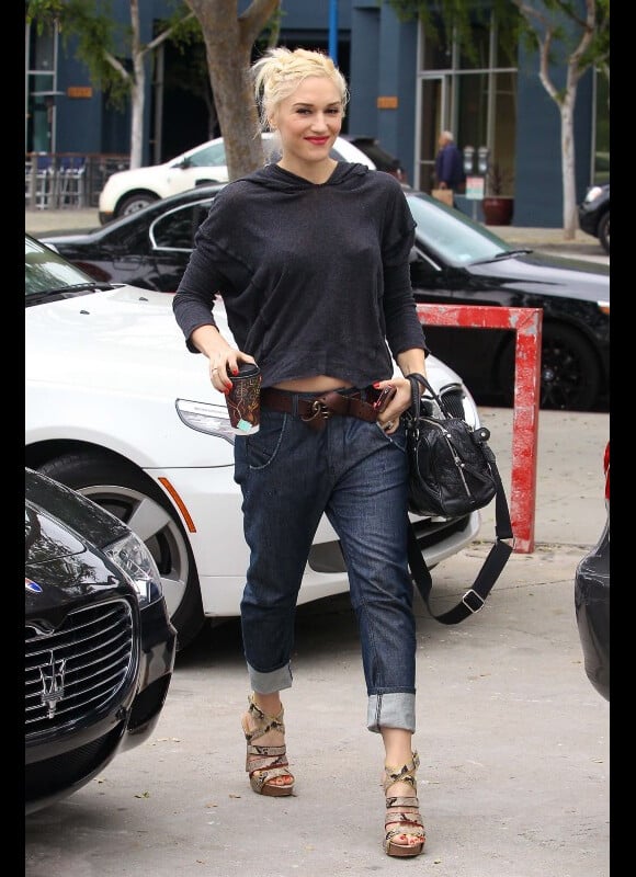Gwen Stefani dans un look street chic aime porter ses baggy avec des chaussures au talon vertigineux. Un look de ville original, qui lui colle à la peau
