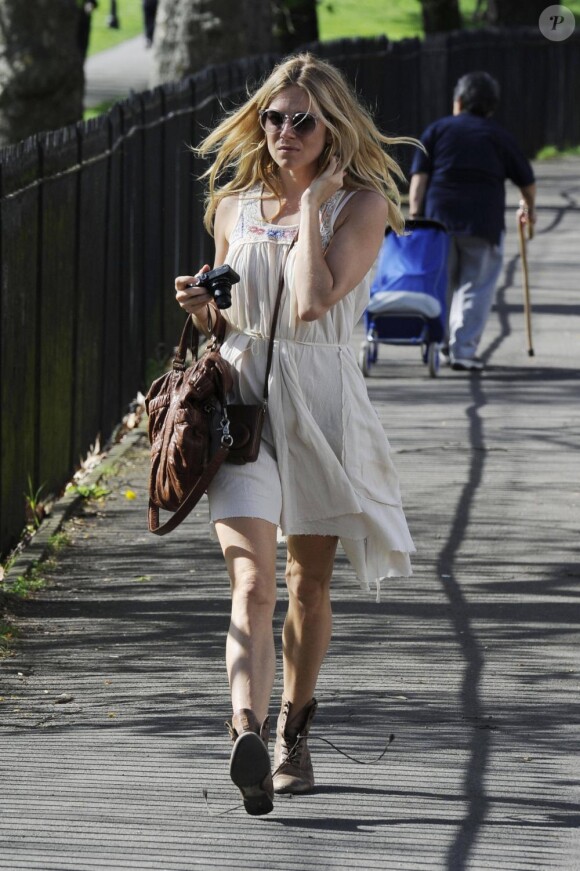 Sienna Miller profite du printemps, à Londres, le 8 avril 2011.