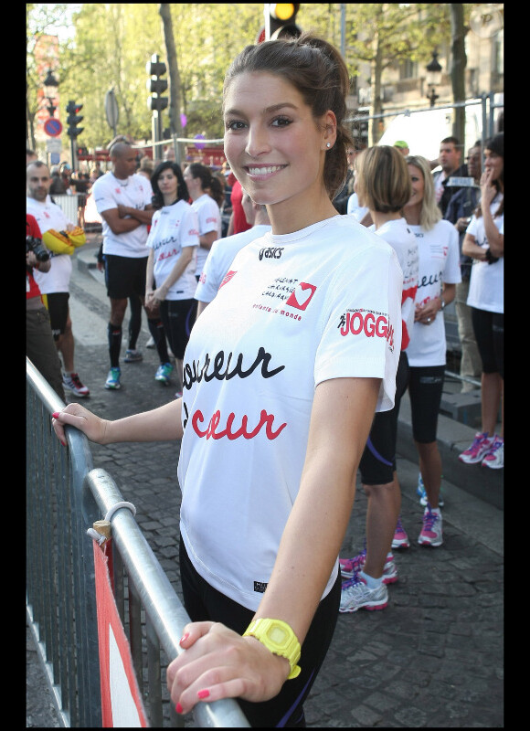 Laury Thilleman a couru pour Mécénat Chirurgie Cardiaque, lors du 35ème Marathon de Paris, le 10 avril 2011