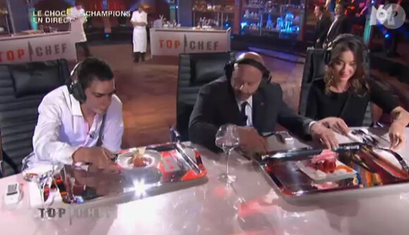 Yoaké, Thierry Marx et Ludovic goûtent les plats lors de la première épreuve (Top Chef, le choc des champions, lundi 11 avril 2011).