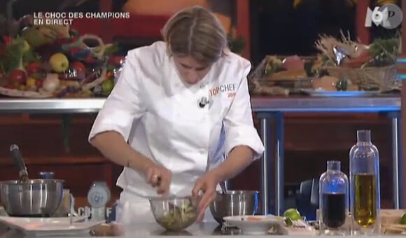 Stéphanie est très concentrée sur son plat lors de la dernière épreuve (Top Chef, le Choc des Champions, lundi 11 avril sur M6).