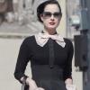 Dita Von Teese dans un look rétro divin pour aller faire du shopping dans sa jaguar. 