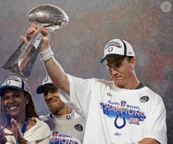 L'immense star de la NFL Peyton Manning (photo : lors de la victoire lors du Super Bowl XLI), quarterback des Colts d'Indianapolis, est devenu papa de jumeaux le 31 mars 2011, à 35 ans, nés de son amour avec sa femme Ashley.