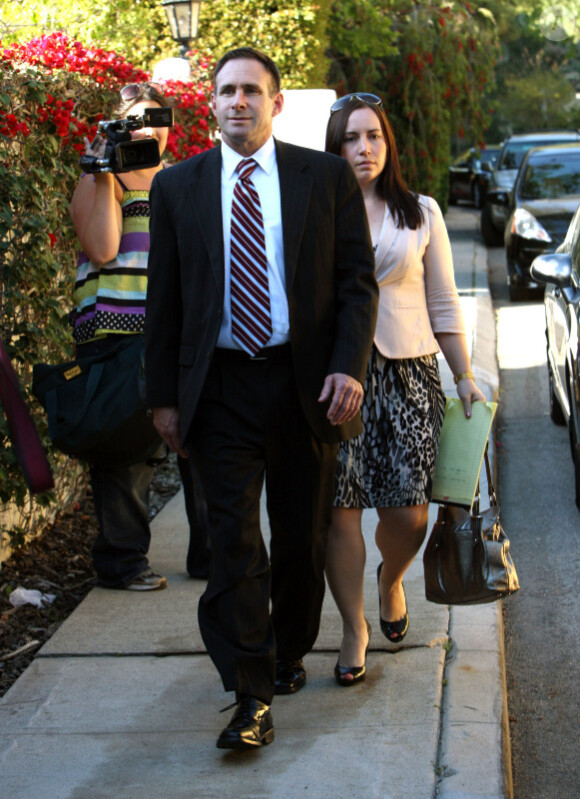 L'avocat de Brooke Mueller en compagnie d'un officier chargé de réaliser un test anti-drogue dans le cadre de l'accord conclu avec Charlie Sheen pour leur divorce