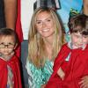 Heidi Klum pose avec des enfants à la première de Hoodwinked Too ! Hood VS. Evil, le samedi 16 avril 2011, à Los Angeles.