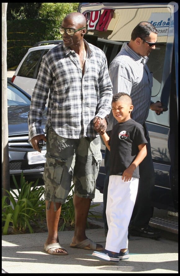 Seal et son fils henry, avec une nouvelle coupe, à Los Angeles, le 16 avril 2011.