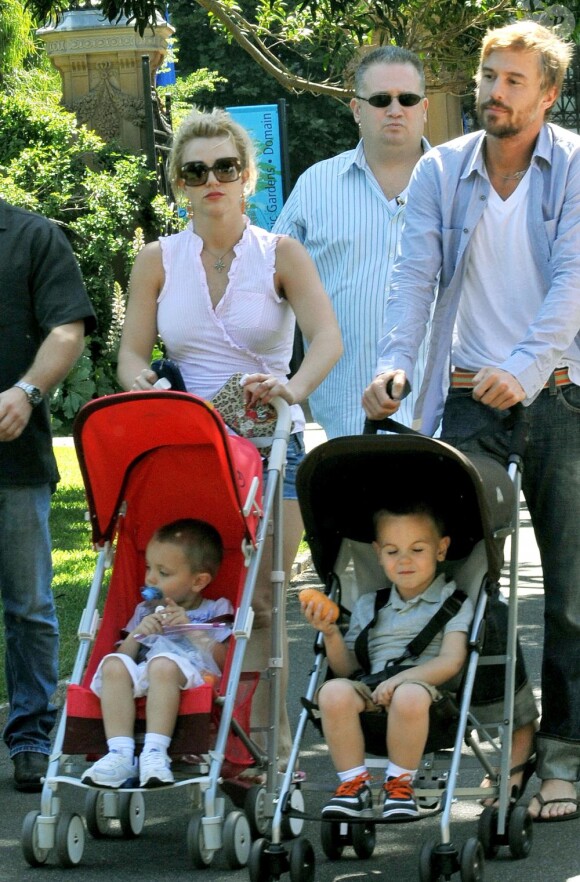 Britney Spears avec ses enfants Sean Preston et Jayden James, et son actuel petit ami, Jason Trawick.