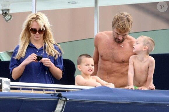 Britney Spears avec ses enfants Sean Preston et Jayden James, et son actuel petit ami Jason Trawick, en novembre 2009. 