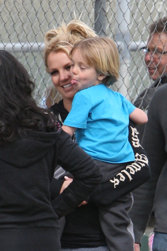 Britney Spears et son fils Jayden James, à Los Angeles, le  19 mars 2011.