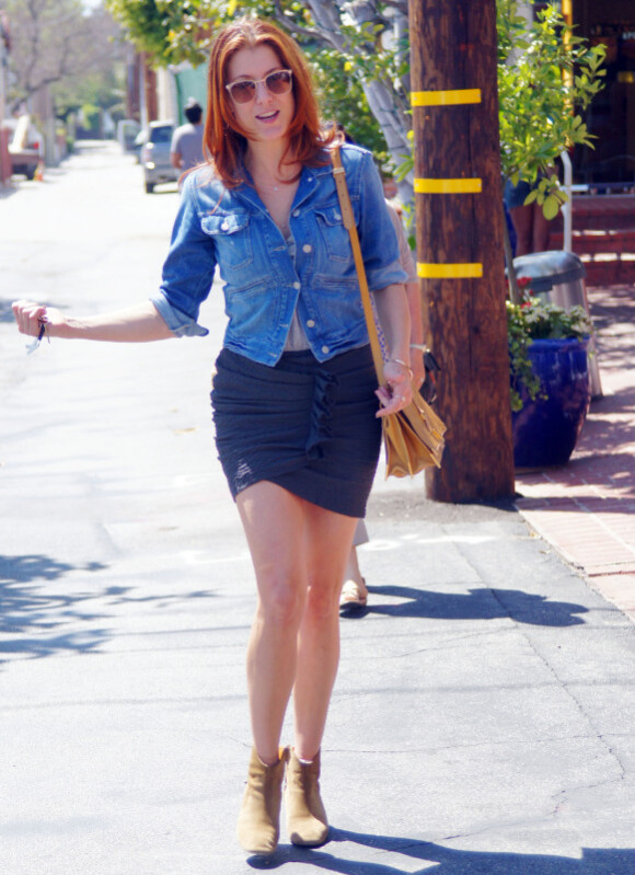 Kate Walsh affiche son look sexy et mini dans les rues de Los Angeles. Los Angeles, 15 avril 2011