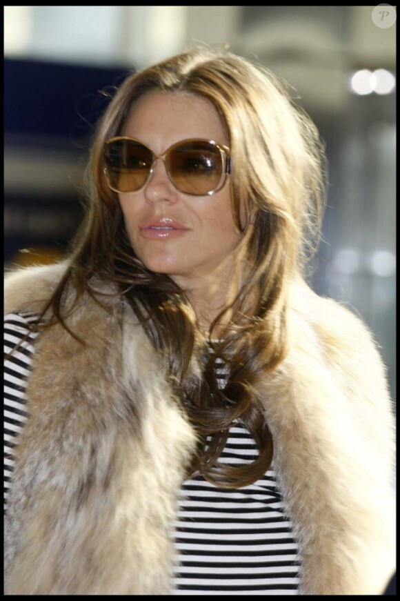 A 45 ans, Elizabeth Hurley affiche toujours une mine radieuse. Belgique, 18 avril 2011