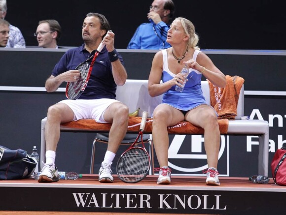 Henri Leconte a régalé le public de la Porsche Arena, en marge du tournoi de Stuttgart, lors d'un match exhibition avec Barbara Rittner, le 18 avril 2011.