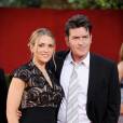 Charlie Sheen et son ex-femme Brooke Mueller posent lors des Emmy Awards en septembre 2009 à Los Angeles 