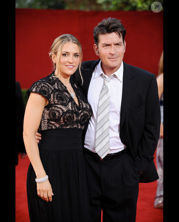 Charlie Sheen et son ex-femme Brooke Mueller posent lors des Emmy Awards en septembre 2009 à Los Angeles