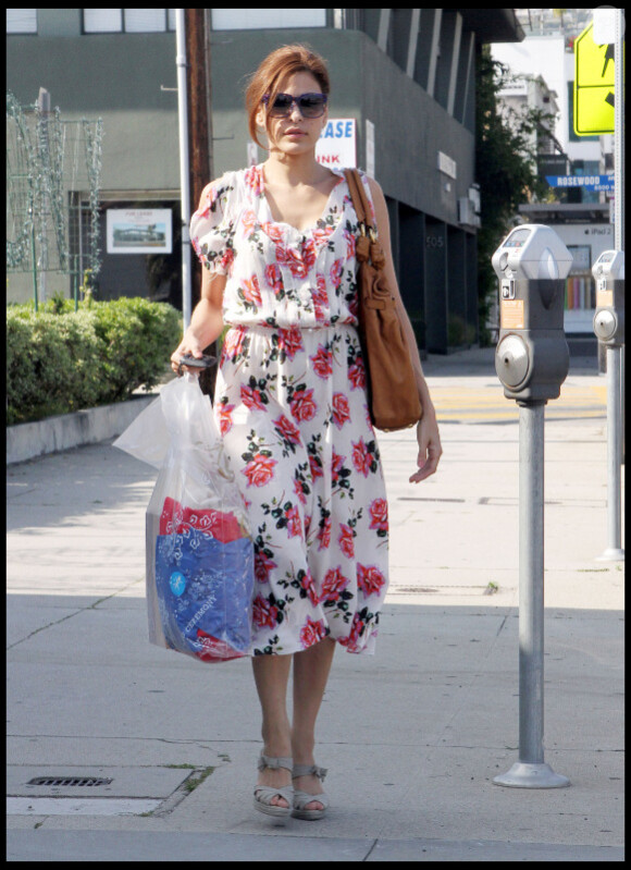 Eva Mendes dans un délicieux look fleuri déambule dans les rues de Los Angeles le 19 avril 2011
